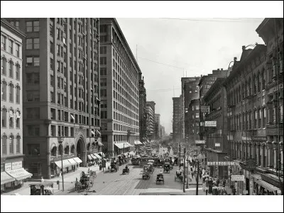" Si on é-tait à Chi-ca-go Si c'é-tait la pro-hi-bi-tion Je n'donn'-rais pas cher de ta peau Tu f'rais bien de faire at-ten-tion..." : qui chante "Baby Capone" ?