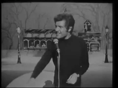 " Je l'ai vu près d'un laurier elle gardait ses blanches brebis. 
Quand j'ai demandé d'où venait sa peau fraîche elle m'a dit ... c'est d'rouler dans la rosée qui rend les bergères jolies 
Mais quand j'ai dit qu'avec elle je voudrais m'y rouler aussi.
Elle m'a dit ..." : quel est le titre de ce succès de Joe Dassin ?