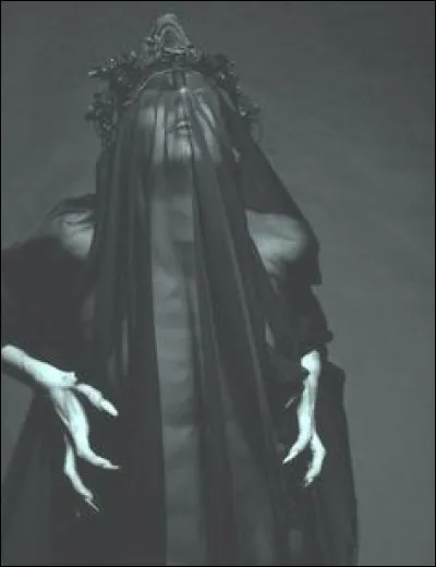 Déesse grecque nocturne et magique, préside aux enchantements, aux incantations et envoie sur terre les monstres et démons des enfers. Qui est-elle ?