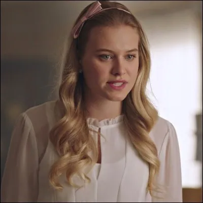 Pourquoi Polly Cooper a-t-elle été vivre pendant un certain moment chez les Blossom ?