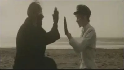 Dans quel clip pouvons-nous voir Mylne faisant un jeu de mains ?