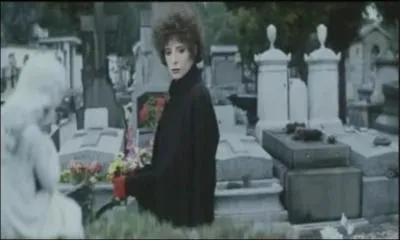 Dans quel clip pouvons-nous voir Mylne regardant des tombes dans un cimetire ?