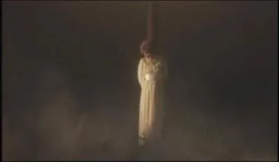 Dans quel clip pouvons-nous voir Mylne attache  un bucher ?