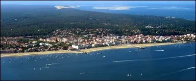 Dans son bassin on produit chaque année entre 8000 et 10 000 tonnes d'huîtres. Quelle est cette ville ?