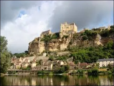 Quel est ce village accroché au rocher percé de cavernes ?
