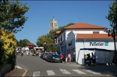 Quelle est cette ville envahie par les sables au XIVe siècle qui accueille le centre naturiste Arnaoutchot ?