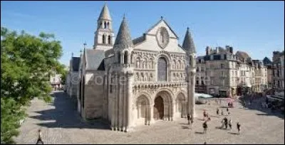 Quelle est cette ville reprise aux Anglais le 7 août 1372 par Du Guesclin ?