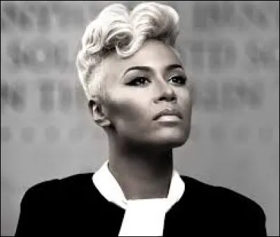 Emeli Sandé chante ''Read All About It'' en 2012. Elle est originaire de Sunderland, une ville située ----------------.