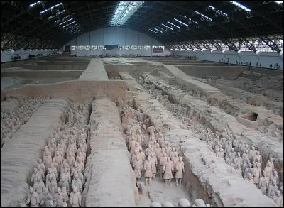 C'est à proximité de Xi'an que vous pourrez voir (je vous le souhaite !) la stupéfiante armée de terre cuite de l'empereur Qin (IIIe s. avant J.-C.). Quelle affirmation suivante est FAUSSE ?