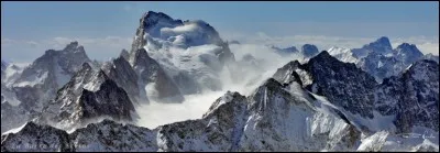 La barre des Écrins, qui culmine à 4 101 mètres se trouve...