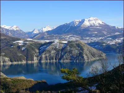 Continuons notre balade avec le lac de Serre-Ponçon. Savez-vous en quel matériau le barrage a été construit ?