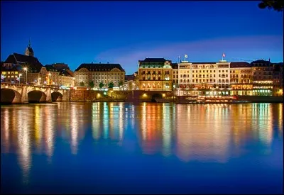 Faisons quand même un peu de sport ! Récemment, Roger Federer a remporté le tournoi de Wimbledon à Londres en renvoyant des "Bâle" très difficiles à son adversaire.