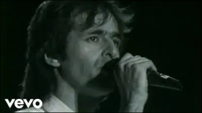 Que met la vieille dame sur son balcon pour attirer les moineaux et les pigeons dans ''La Vie par procuration'' ?