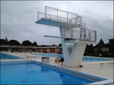 Oserez-vous sauter de tout là-haut ? Il est moins dangereux de trouver ce qui rime avec ce tremplin situé au-dessus de l'eau.