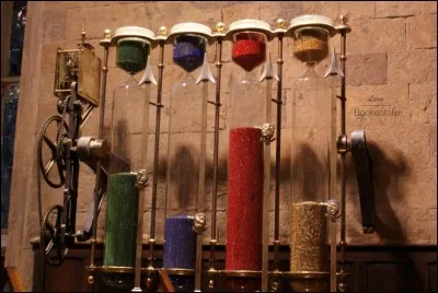 Harry va faire perdre plusieurs points à Gryffondor dès son premier cours de potions avec Rogue pour ne pas avoir aidé Neville, et pour impertinence. À l'issue de la séance, combien de points ont été retirés en tout à Gryffondor par le maître des potions ?