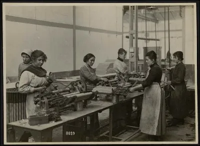 Comment appelait-on les femmes dans les usines durant la guerre ?