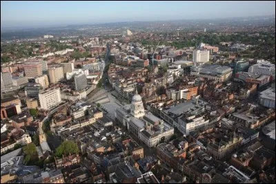 Cette ville de l'Est des Midlands est l'une des rares grandes villes industrielles de Grande-Bretagne &agrave; avoir un pass&eacute; m&eacute;di&eacute;val qu'&eacute;voque la statue de Robin des Bois &agrave; c&ocirc;t&eacute; du ch&acirc;teau. Quelle est cette ville ?