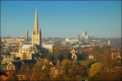 Cette ville de l'East Anglia, dans le Norfolk, poss&egrave;de une grande richesse architecturale avec ses vieux quartiers et ses &eacute;glises. De quelle ville s'agit-il ?