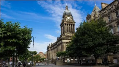 Cette ville du Yorkshire, ancienne ville de la laine, situ&eacute;e &agrave; l'est des Pennines, est la plus grande du Nord de l'Angleterre, au centre d'une agglom&eacute;ration de 2 millions d'habitants. De quelle ville s'agit-il ?
