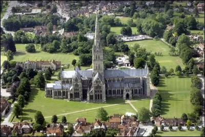 Cette petite ville du Wiltshire, dans le sud de l'Angleterre, poss&egrave;de une remarquable cath&eacute;drale du XIIIe si&egrave;cle qui a inspir&eacute; des peintres (Constable, Turner) et a servi de mod&egrave;le &agrave; la cath&eacute;drale construite dans "Les Piliers de la terre", s&eacute;rie adapt&eacute;e du livre de Ken Follett. De quelle ville s'agit-il ?