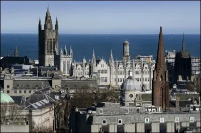 C'est la troisi&egrave;me ville d'Ecosse, sur la mer du Nord, capitale du p&eacute;trole offshore. Elle est appel&eacute;e "The Granite City" ( la ville de granit) ou "The Grey City" (la ville grise) en raison des pierres utilis&eacute;es pour les b&acirc;timents de la ville. Quelle est cette ville ?