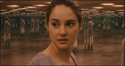 Quel est le premier geste de Tris lorsqu'elle sort de la salle du test d'aptitude ?