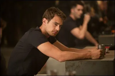 Quelle est la faction tatouée en premier en partant du haut dans le dos de quatre ?