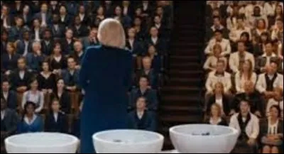 Entre qui est assise Tris lors de la cérémonie du choix ?