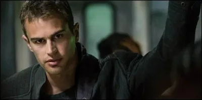 Que donne Quatre à Tris après son agression ?