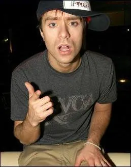 Quelle est la marque de son chandail ?