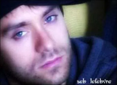 De quelle couleur sont ses yeux ?