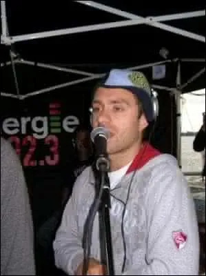 Sur quelle station de radio est-il ?