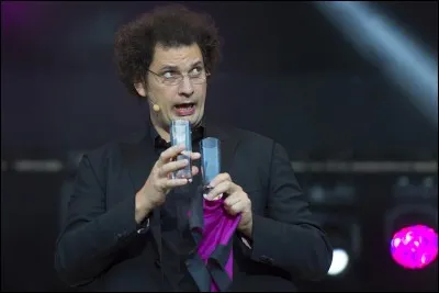 Comment s'appelle son premier spectacle, capté au Palace le 21 décembre 2009 ?