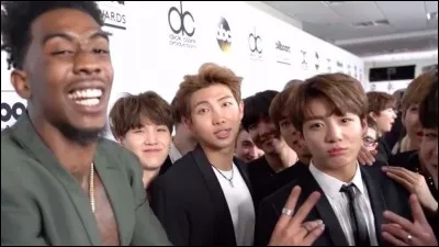 Avec qui les BTS ont-il fait un chanson nommé "MIC Drop" ?