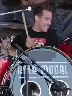 De quel instrument joue-t-il ?