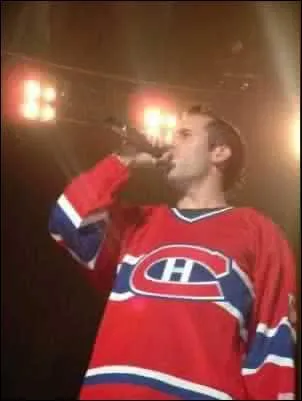 Est-ce qu'il aime le hockey ?