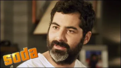 Comment se prénomme le surveillant du lycée ?