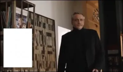 Qu'est-ce qui est accroché après l'étagère ?