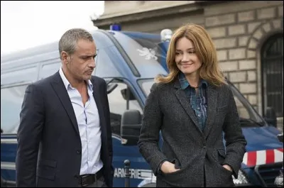 De quelle couleur est le lion sur le camion de gendarmerie, près du visage d'Alice ?