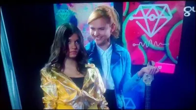 Comment s'appellent les deux groupes qui sont en demi-finale avec Franky et ses Androïdes et les Humains d'abord ?