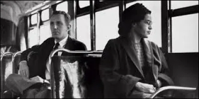 En 1955, cette femme est devenue un symbole de la lutte contre la ségrégation raciale aux Etats-Unis, lorsqu'elle refusa de céder sa place à un blanc, dans un bus. Il s'agit de :
