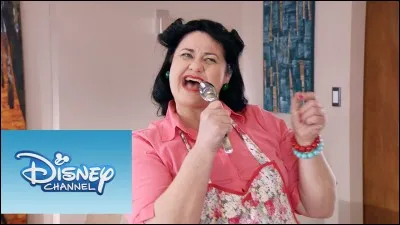 Comment s'appelle la femme de ménage et cuisinière de Violetta ?