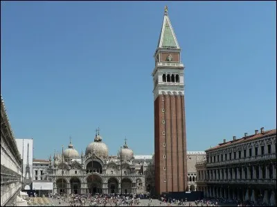La ville possède un campanile.