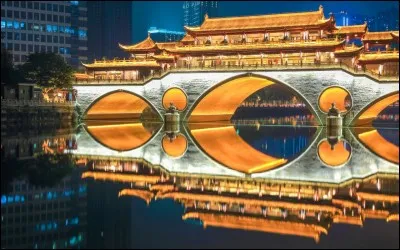 Chengdu est la capitale de la province de Sichuan, une ville située :