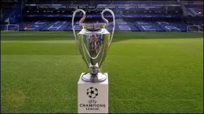 Quel club remporta la première Coupe des clubs champions ?