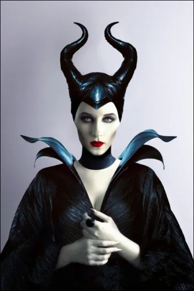 Comment s'appelle leur tante maléfique ?