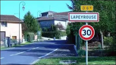 Nous sommes en Auvergne-Rhône-Alpes, à l'entrée de Lapeyrouse. Nous nous trouvons dans le département ...