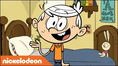 Dans l'épisode "Grève et paix", Leni traite Lincoln de...