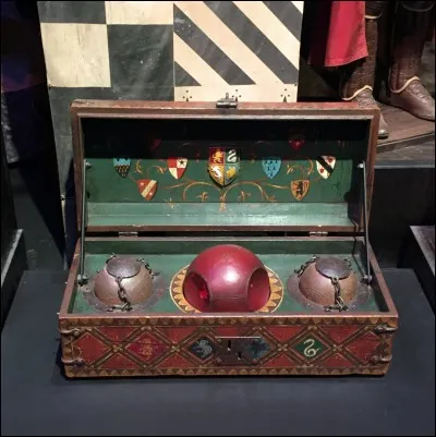 Comment s'appellent les balles de Quidditch ?