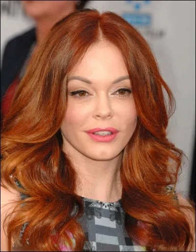 Le terme de « cirrhose » s'applique à certaines affections hépatiques provoquant une sécrétion [...] alors que la racine grecque désignait d'autres couleurs. Lesquelles ?